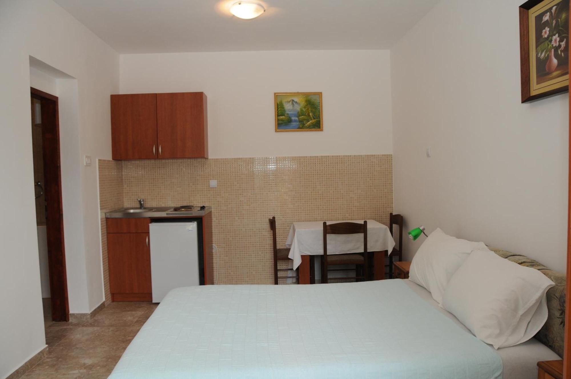 Apartments Dragisic Sveti Stefan Bilik gambar