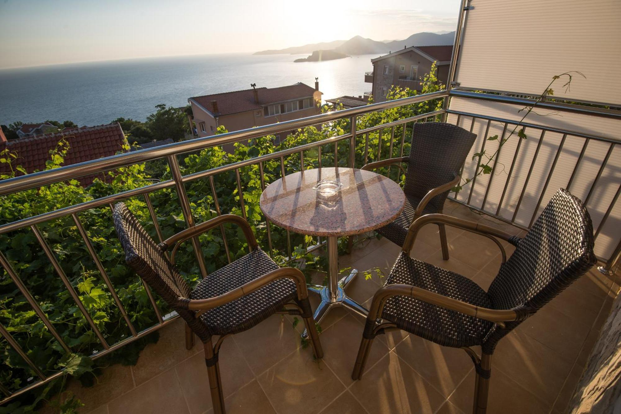 Apartments Dragisic Sveti Stefan Bilik gambar